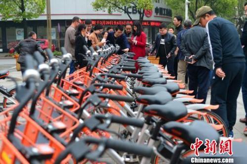 资料图：市民体验共享单车。 钟欣 摄